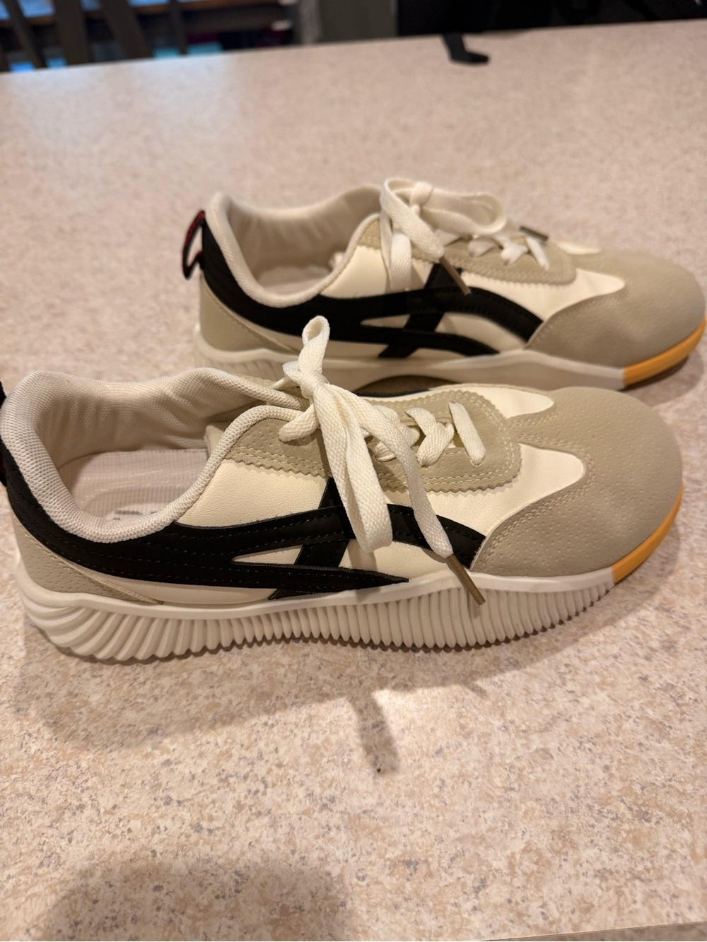 Deflorance cream and black tennis shoes women’s size 9